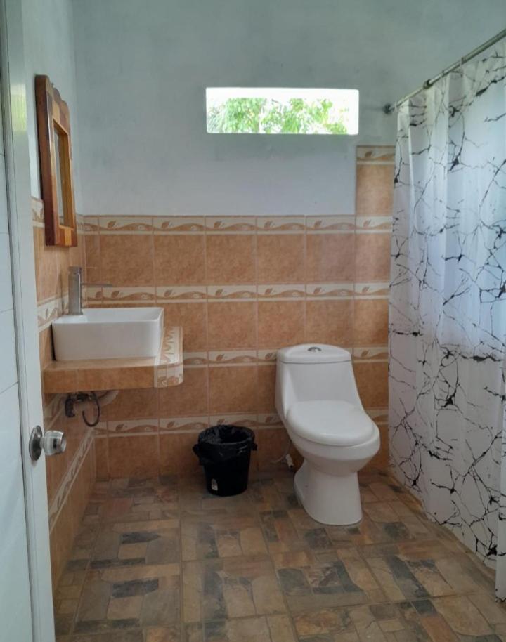 Hotel El Pez Dorado Rio Dulce Bagian luar foto
